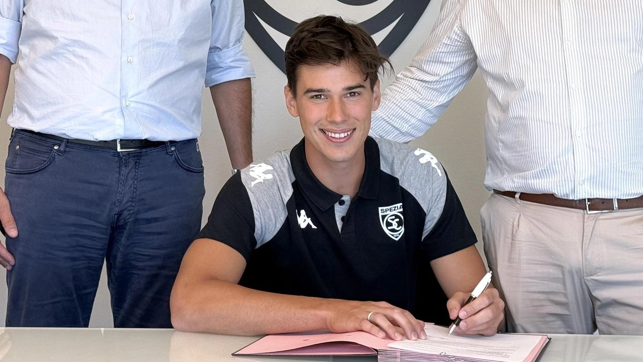 Da sinistra l’amministratore delegato dello Spezia Calcio Andrea Gazzoli, il neo-aquilotto Pietro Beruatto e il direttore sportivo Stefano Melissano Da sinistra l’amministratore delegato dello Spezia Calcio Andrea Gazzoli, il neo-aquilotto Pietro Beruatto e il direttore sportivo Stefano Melissano