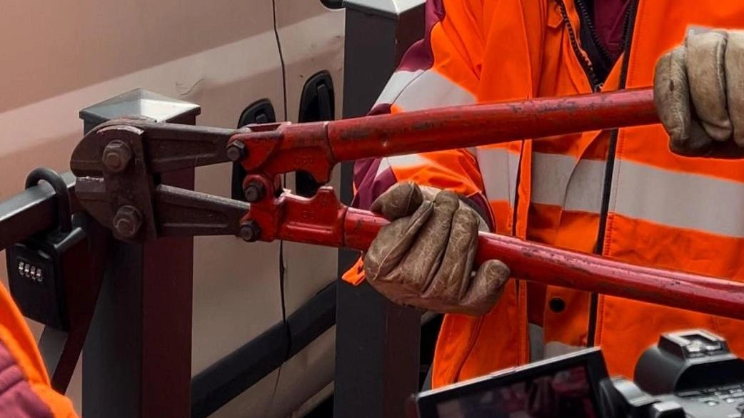 Dal 25 febbraio i tecnici del Comune e la Municipale hanno rimosso e sequestrato oltre 200 keybox disseminate in tutta la città
