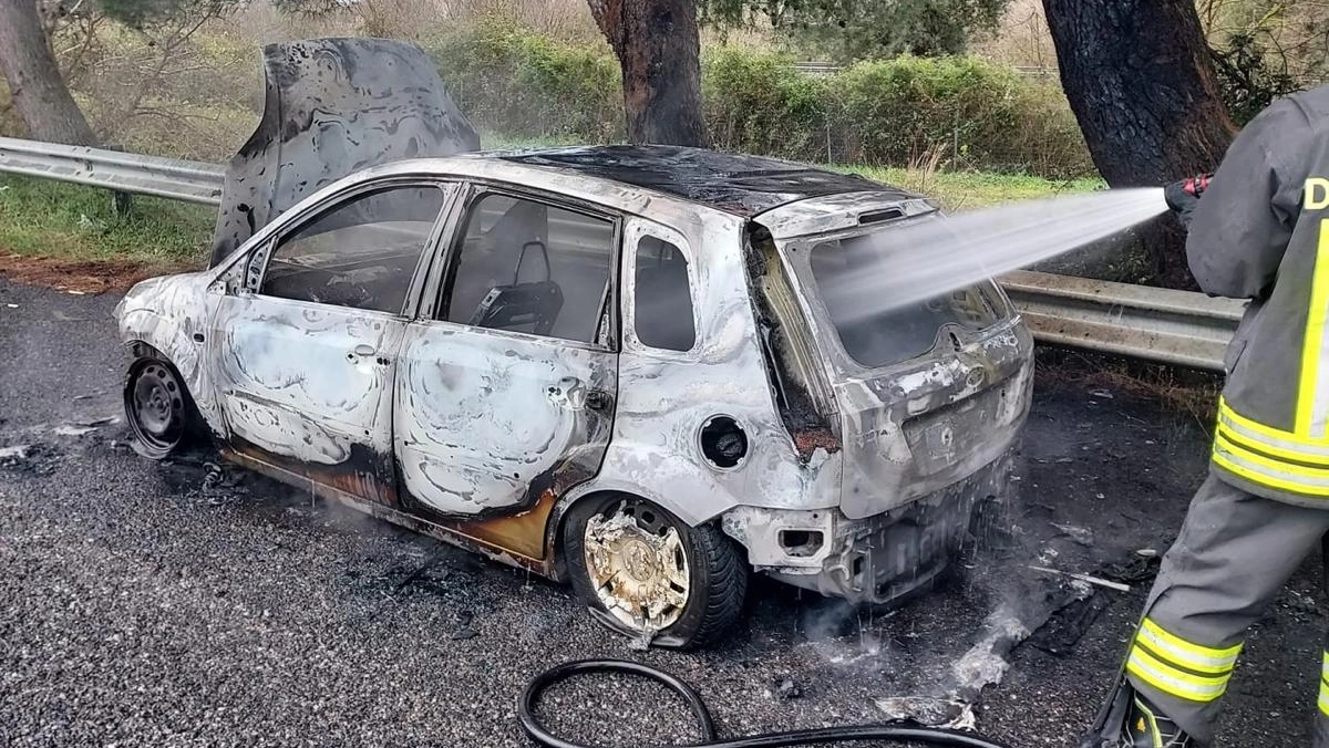L'auto distrutta dall'incendio L'auto distrutta dall'incendio