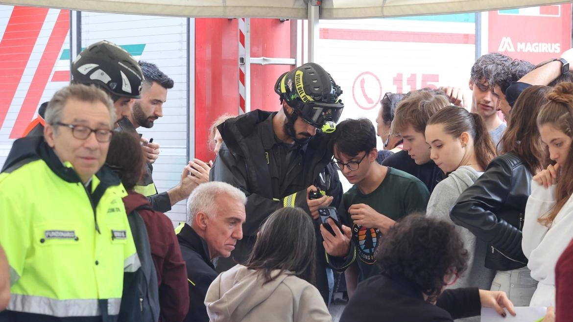 Evacuati circa mille studenti, che si sono accalcati fuori dalla scuola Evacuati circa mille studenti, che si sono accalcati fuori dalla scuola