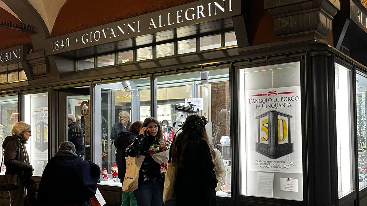 Lo storico Angolo di Borgo nella vetrina di Allegrini Lo storico Angolo di Borgo nella vetrina di Allegrini