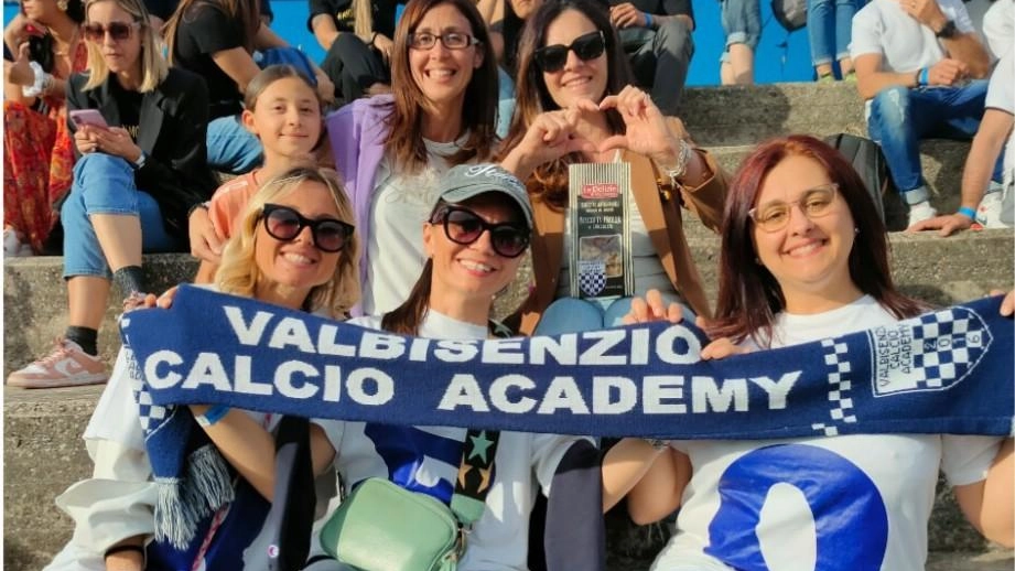 La grande famiglia Valbisenzio. Tifose al seguito della Ischia cup del settore giovanile La grande famiglia Valbisenzio. Tifose al seguito della Ischia cup del settore giovanile