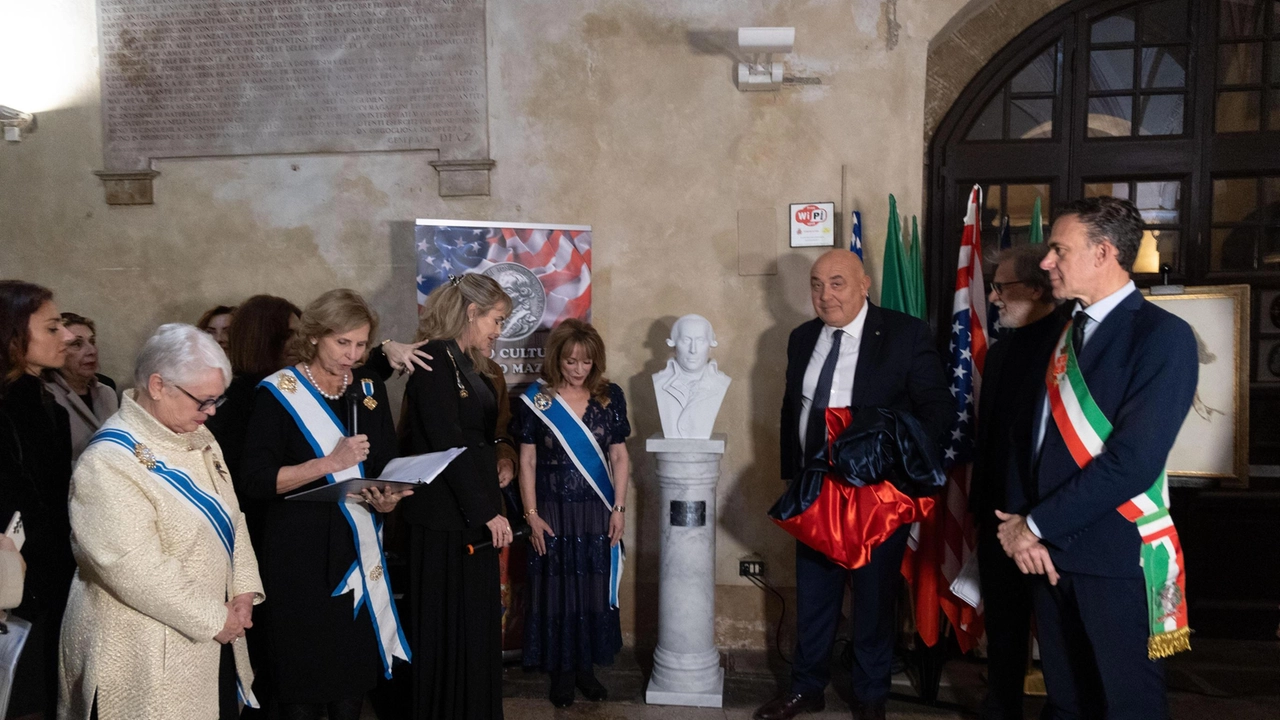 Il mezzobusto di Filippo Mazzei donato a Pisa simboleggia i legami tra Italia e Stati Uniti. Cerimonia con autorità e associazioni presenti. Il mezzobusto di Filippo Mazzei donato a Pisa simboleggia i legami tra Italia e Stati Uniti. Cerimonia con autorità e associazioni presenti.