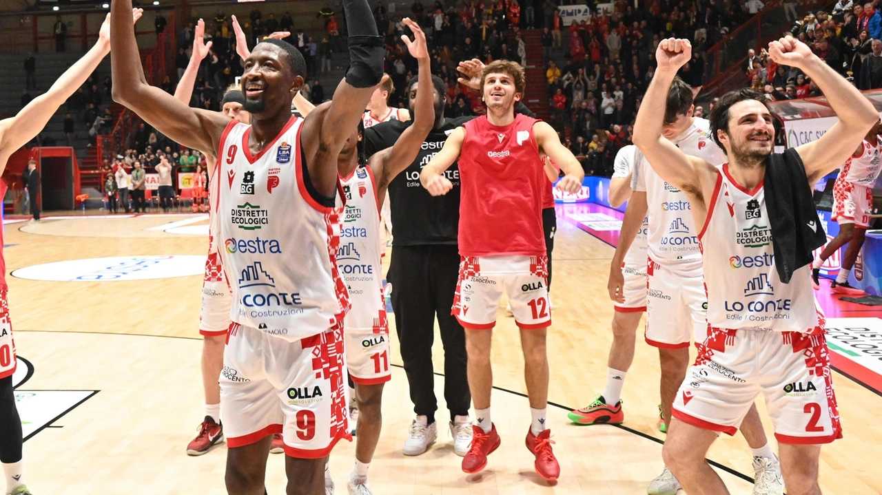 I festeggiamenti dopo la vittoria contro Varese (foto Castellani) I festeggiamenti dopo la vittoria contro Varese (foto Castellani)