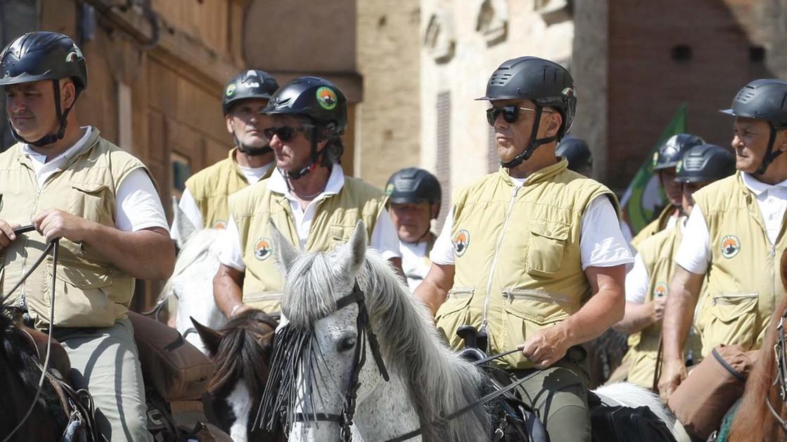 Brindisi della staffa e benedizione. Il sindaco dona il sanese ai cavalieri