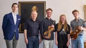 Nella foto il maestro Hummel, che dirigerà il concerto di domani sera, insieme ad alcuni tra i suoi talentuosi giovani musicisti del progetto “Bella Musica“ Nella foto il maestro Hummel, che dirigerà il concerto di domani sera, insieme ad alcuni tra i suoi talentuosi giovani musicisti del progetto “Bella Musica“