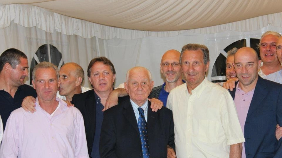 Salvemini (al centro) col direttore sportivo Bini e alcuni ex giocatori dell’Empoli Salvemini (al centro) col direttore sportivo Bini e alcuni ex giocatori dell’Empoli