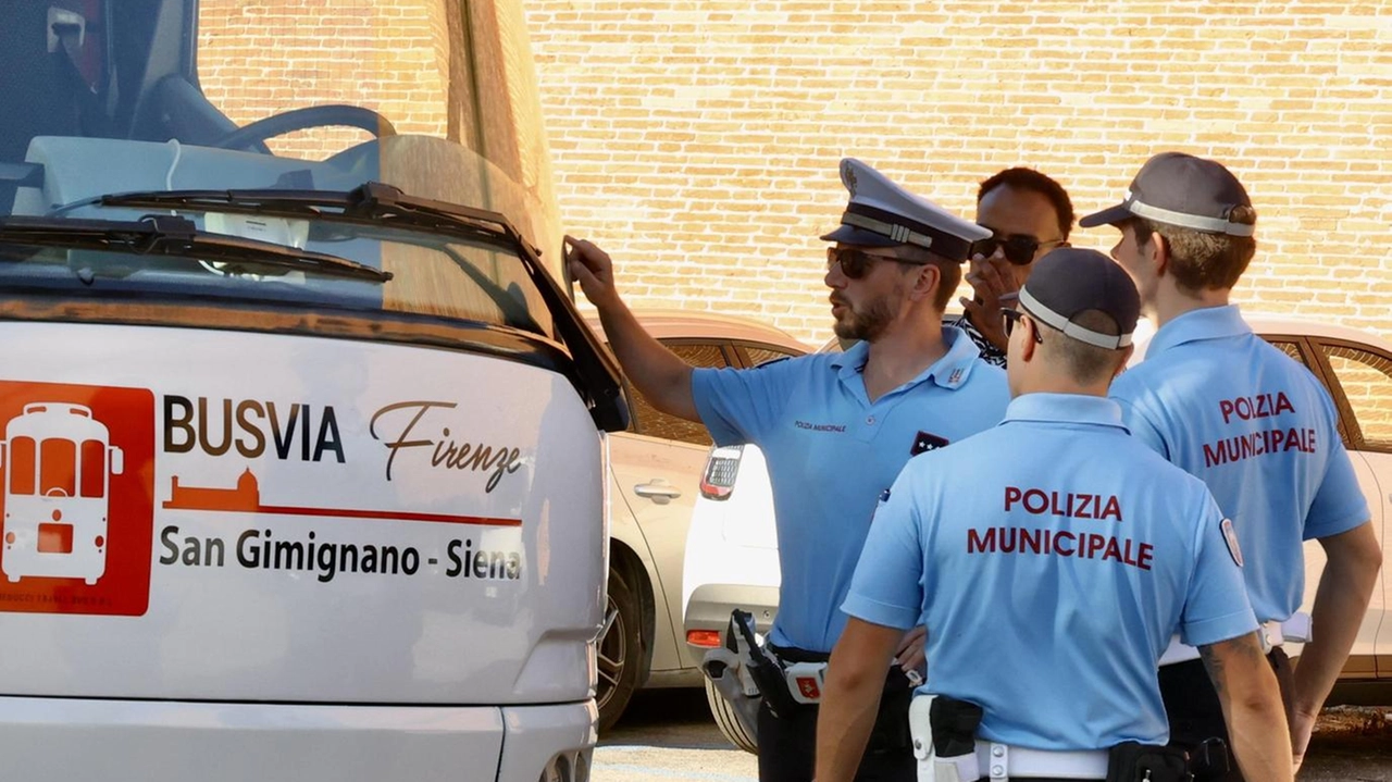 Stretta della municipale sui pullman che arrivano a Firenze e non rispettano le regole. Via libera della Commissione alle norme ’salva Unesco’: adesso tocca al consiglio.