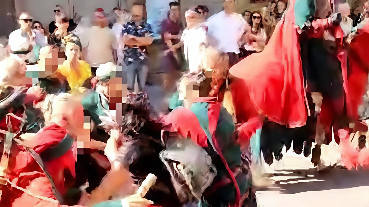 Un frame del video relativo al parapiglia che si è verificato nel corso della sfilata Un frame del video relativo al parapiglia che si è verificato nel corso della sfilata