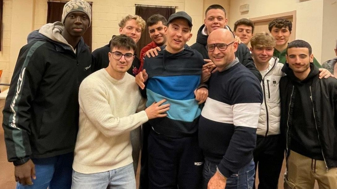 Davide insieme con il padre Michele,. gli amici e i compagni di squadra Davide insieme con il padre Michele,. gli amici e i compagni di squadra