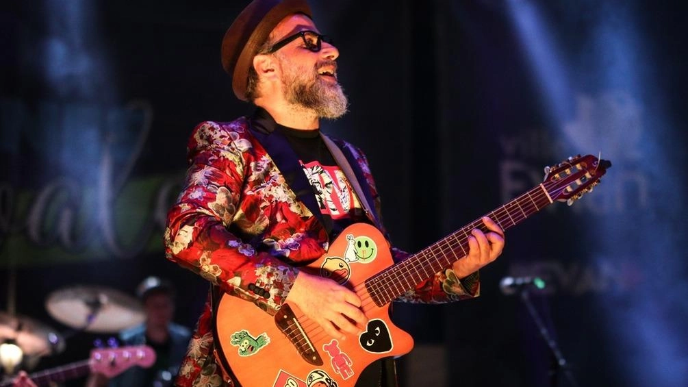 Stefano Florio vive a Camaiore. Legato al mondo del Carnevale, è un musicista. La sua etichetta ha prodotto il cd di Bassanese Stefano Florio vive a Camaiore. Legato al mondo del Carnevale, è un musicista. La sua etichetta ha prodotto il cd di Bassanese