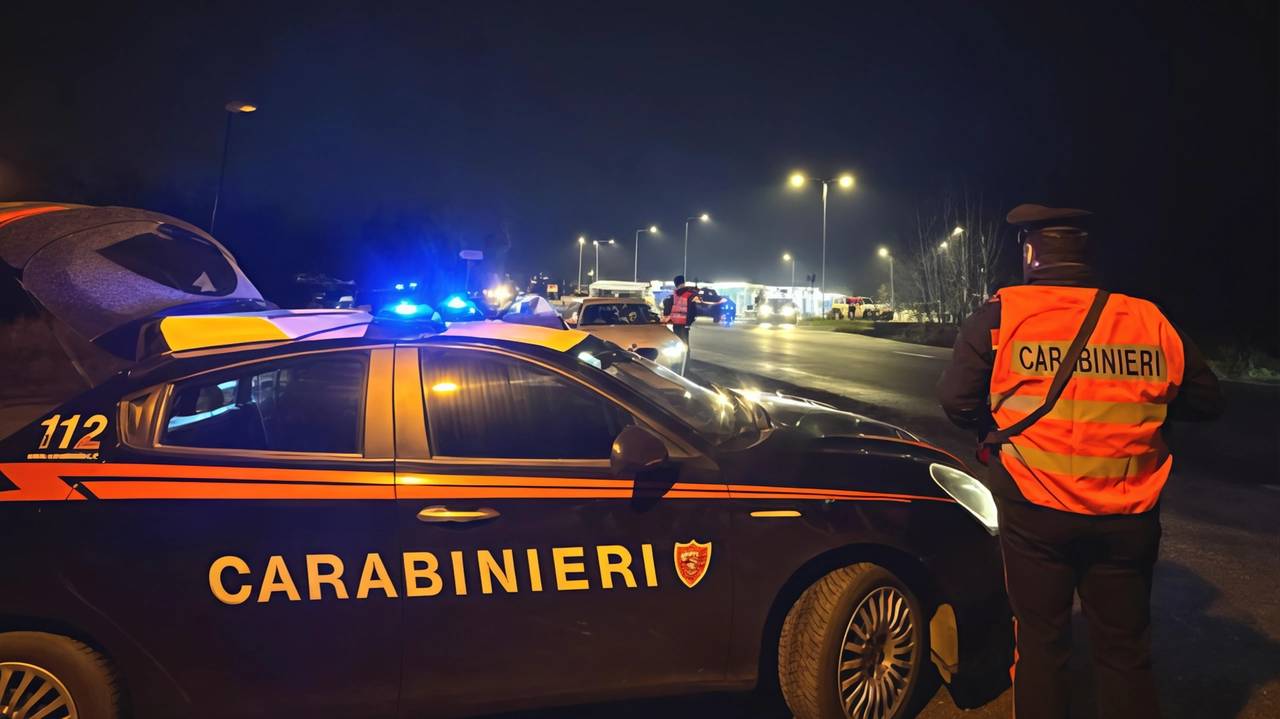 Carabinieri durante i controlli lungo le strade Carabinieri durante i controlli lungo le strade