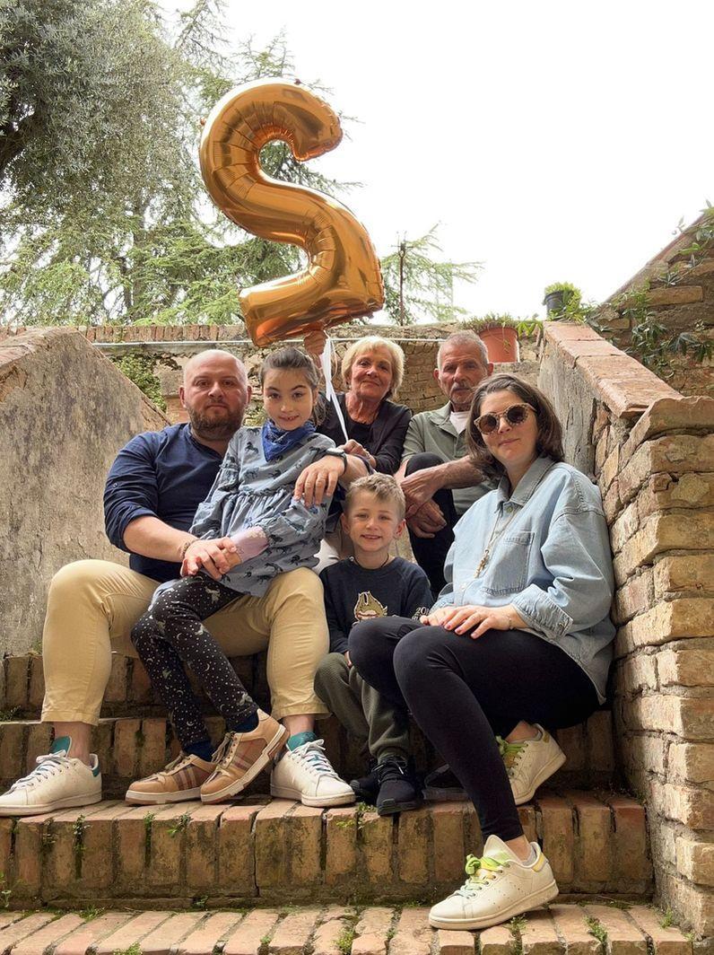 https://www.lanazione.it/image-service/view/acePublic/alias/contentid/OGUyZmMyNGMtMThkNC00/0/ultimo-giorno-di-scuola-mia-saluta-la-pascoli-ha-trovato-amici-e-maestre-preparate.jpeg