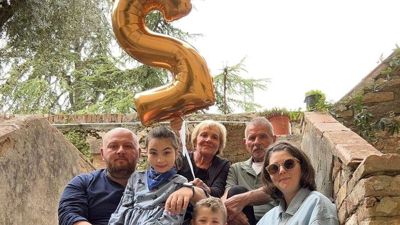 Il padre Mirko: "Eravamo timorosi, ma l’ambiente è stato inclusivo. Per ringraziare tutti abbiamo donato una piccola libreria alla scuola. Un piccolo gesto per contraccambiare quanto è stato fatto per noi". Il padre Mirko: "Eravamo timorosi, ma l’ambiente è stato inclusivo. Per ringraziare tutti abbiamo donato una piccola libreria alla scuola. Un piccolo gesto per contraccambiare quanto è stato fatto per noi".
