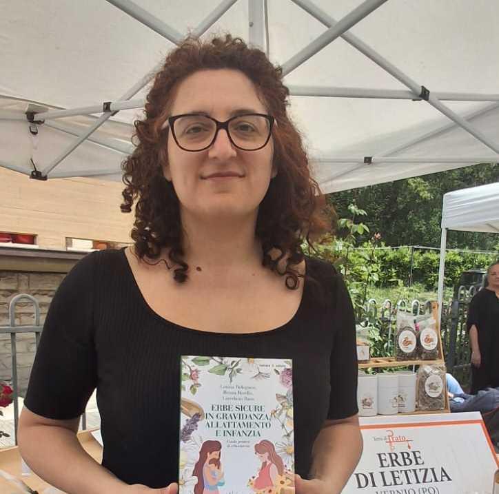 https://www.lanazione.it/image-service/view/acePublic/alias/contentid/OGUzMmU2NmEtZTcxOC00/0/letizia-e-la-guida-erboristica-per-le-mamme.jpeg