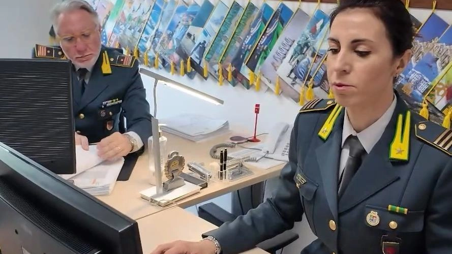 La Guardia di finanza, coordinata dalla Procura pratese, è riuscita a scoprire una maxi evasione fiscale La Guardia di finanza, coordinata dalla Procura pratese, è riuscita a scoprire una maxi evasione fiscale
