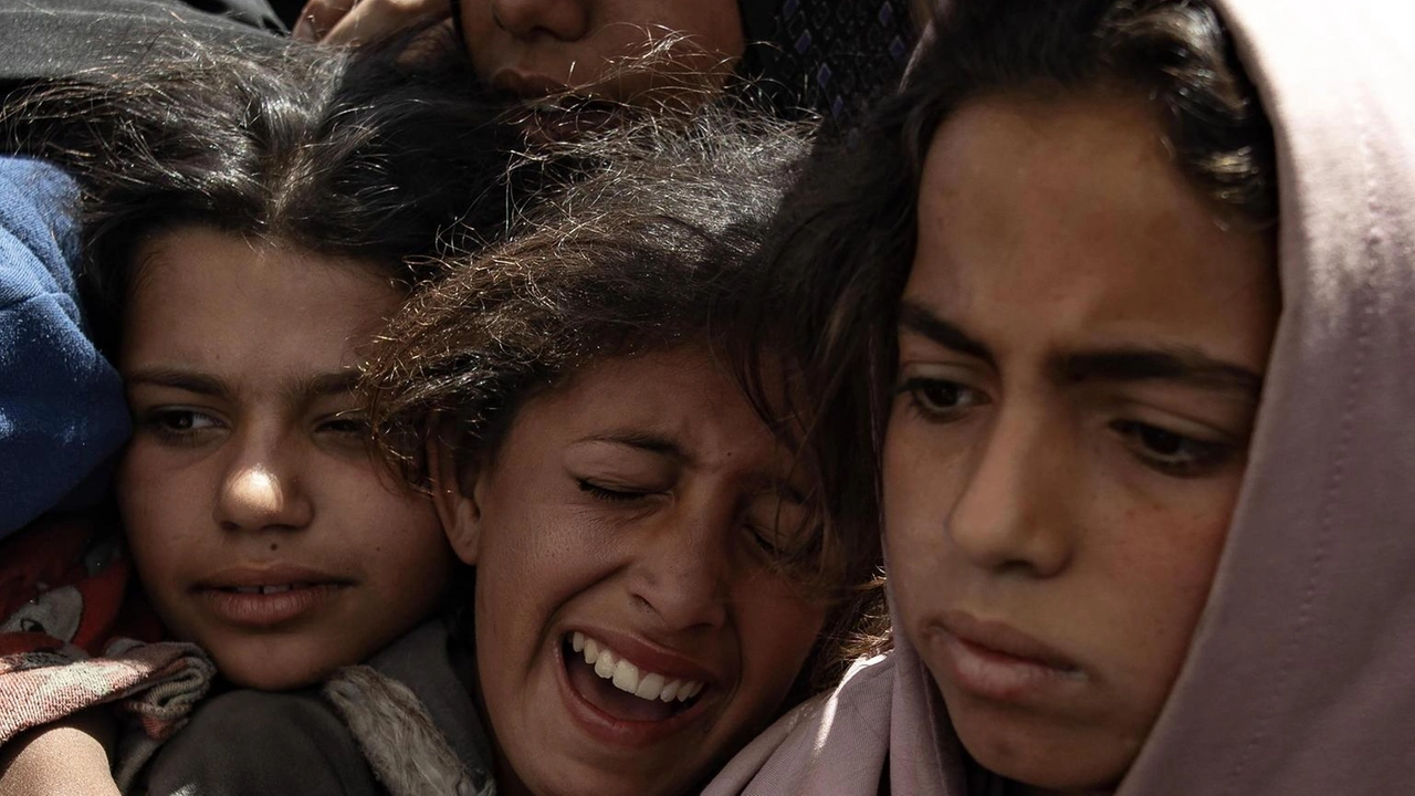 La protezione civile di Gaza ha dichiarato che il fuoco israeliano ha ucciso almeno 72 persone nella Striscia oggi, tra... La protezione civile di Gaza ha dichiarato che il fuoco israeliano ha ucciso almeno 72 persone nella Striscia oggi, tra...