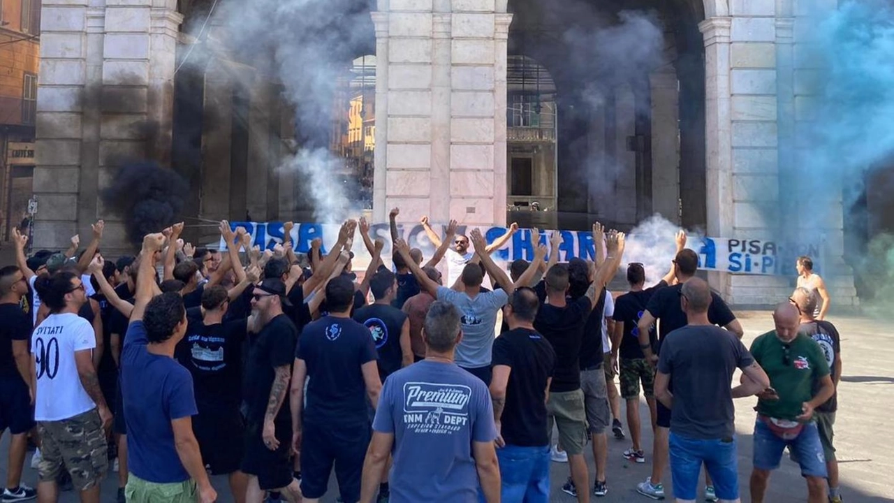 Qui sopra la manifestazione della tifoseria nerazzurra e lo striscione appeso in Logge dei Banchi Qui sopra la manifestazione della tifoseria nerazzurra e lo striscione appeso in Logge dei Banchi