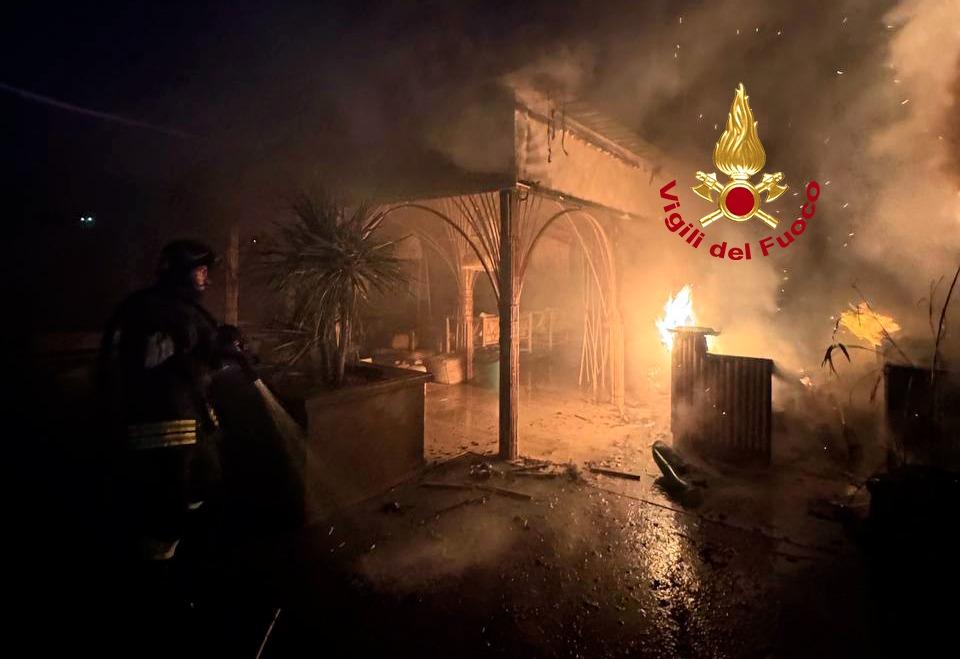 Firenze, incendio all’esterno della discoteca: fiamme e fumo nella notte Firenze, incendio all’esterno della discoteca: fiamme e fumo nella notte