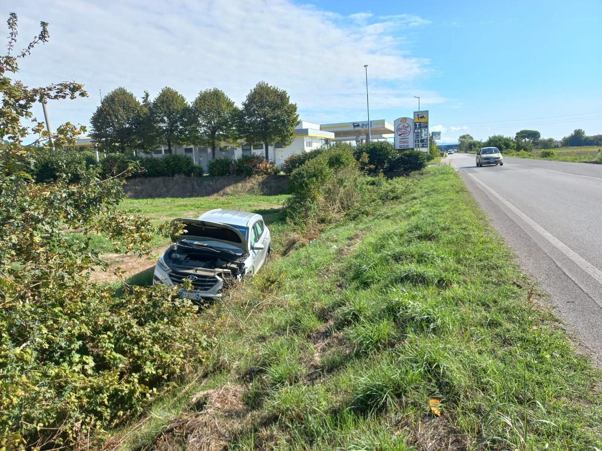 castelfranco scontro fra tre veicoli auto finisce fuori strada
