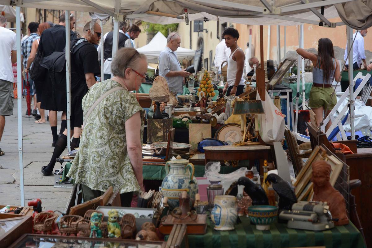 Arezzo e la Fiera Antiquaria, l’assalto dei banchi La città torna a riempirsi