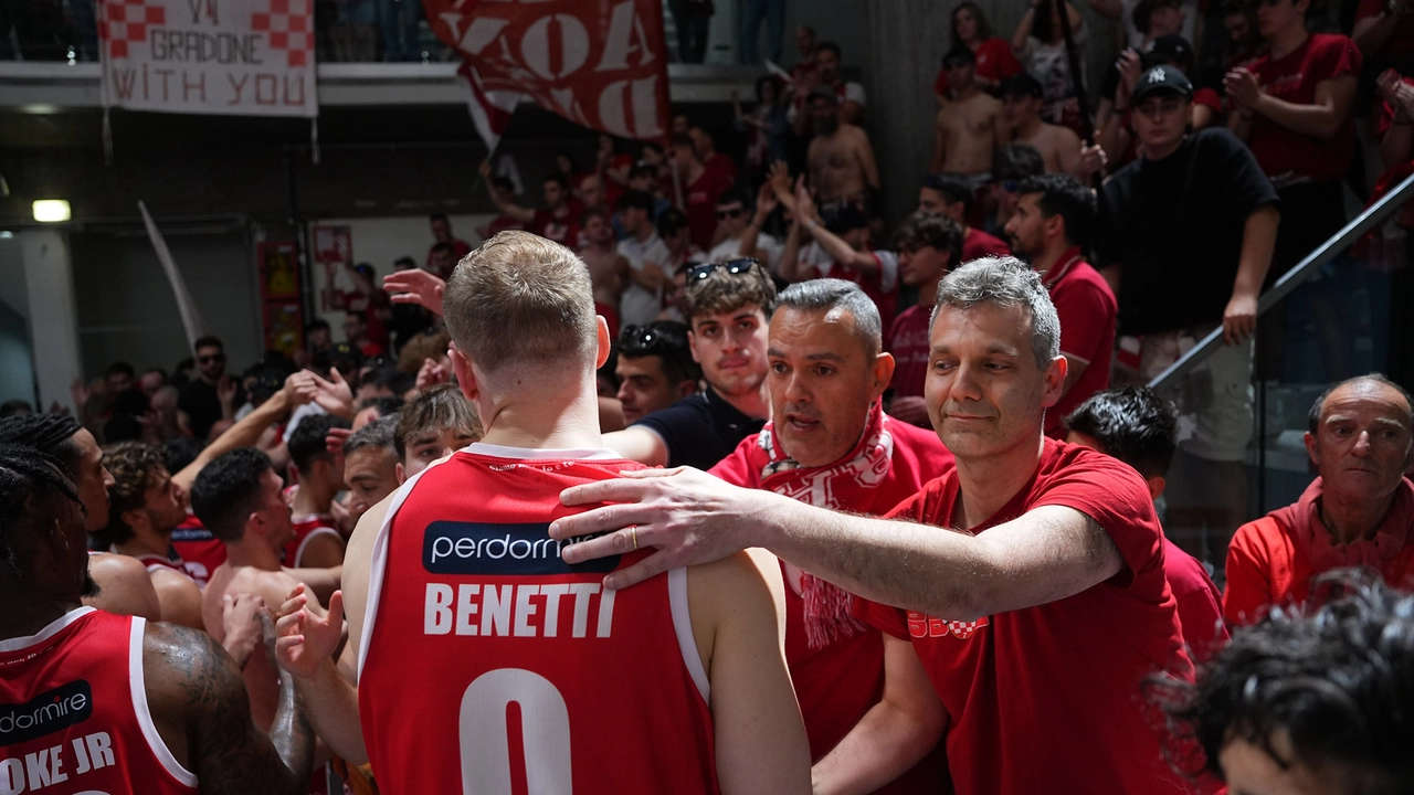 Basket: l’Estra Pistoia dice addio alla Serie A con un ko. Commovente abbraccio con 200 tifosi