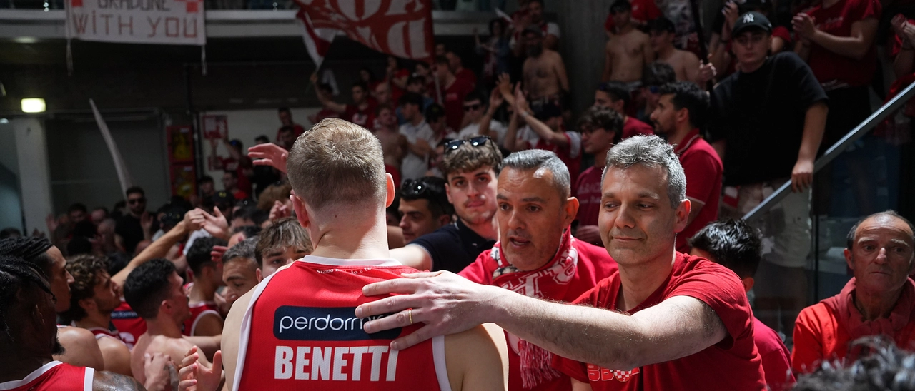 Basket: l’Estra Pistoia dice addio alla Serie A con un ko. Commovente abbraccio con 200 tifosi
