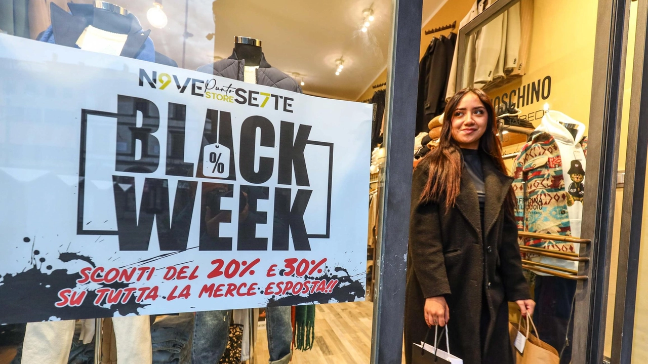 Shopping in centro a Empoli: si avvicina il periodo clou del black friday (Gasperini/FotocronacheGermogli) Shopping in centro a Empoli: si avvicina il periodo clou del black friday (Gasperini/FotocronacheGermogli)
