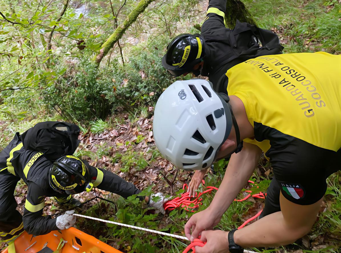 Soccorritori nel dirupo. Sei ore per recuperare giovane fungaiolo ferito