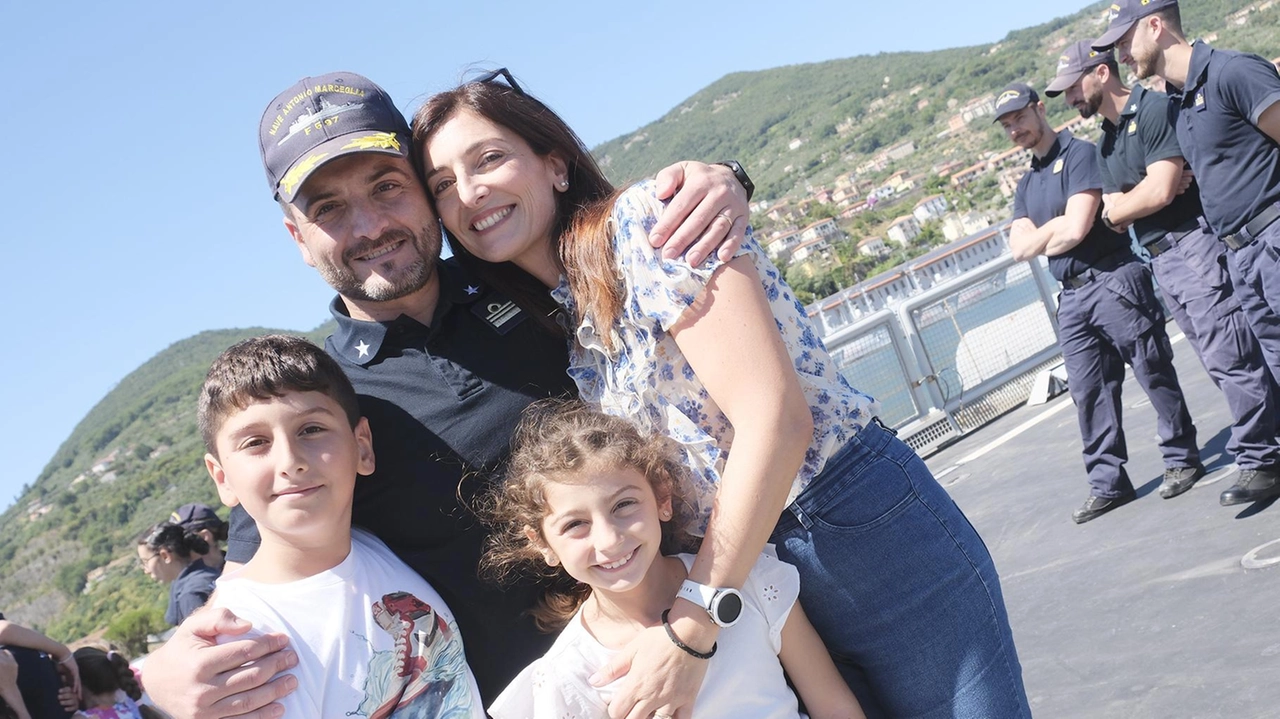 La felicità del comandante di nave Marceglia, Alberto Bartolomeo,. quando ha finalmente potuto riabbracciare la sua famiglia, sulla banchina spezzina