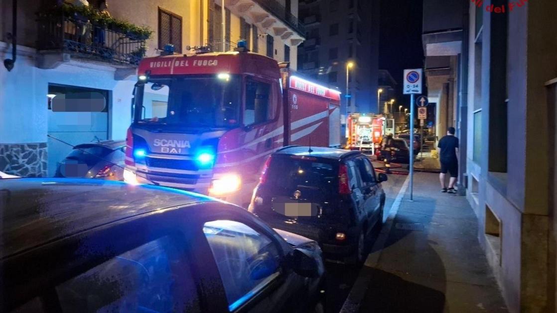 Casa a fuoco nella notte. Paura per un anziano trasportato in ospedale Casa a fuoco nella notte. Paura per un anziano trasportato in ospedale