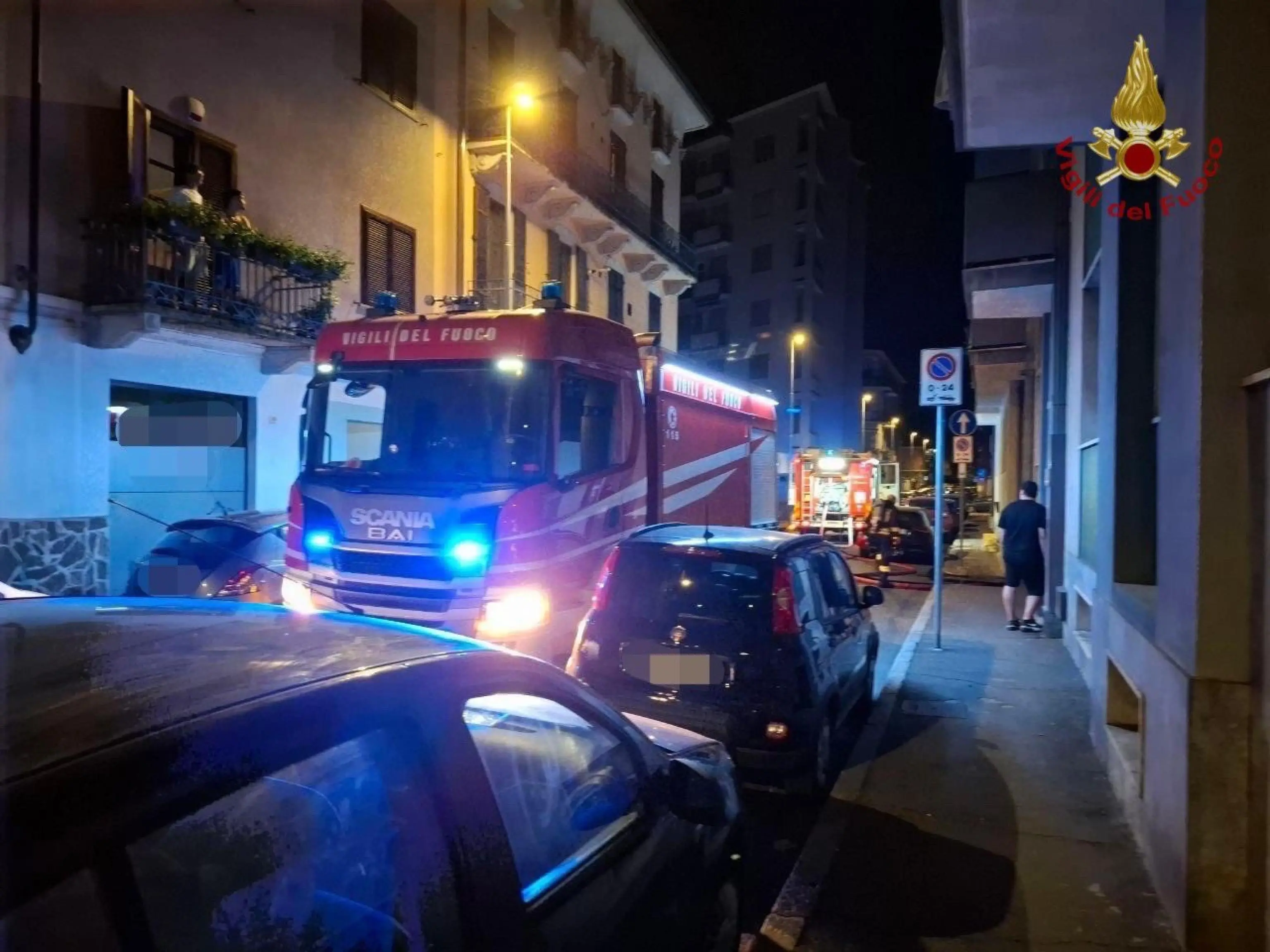 Casa a fuoco nella notte. Paura per un anziano trasportato in ospedale