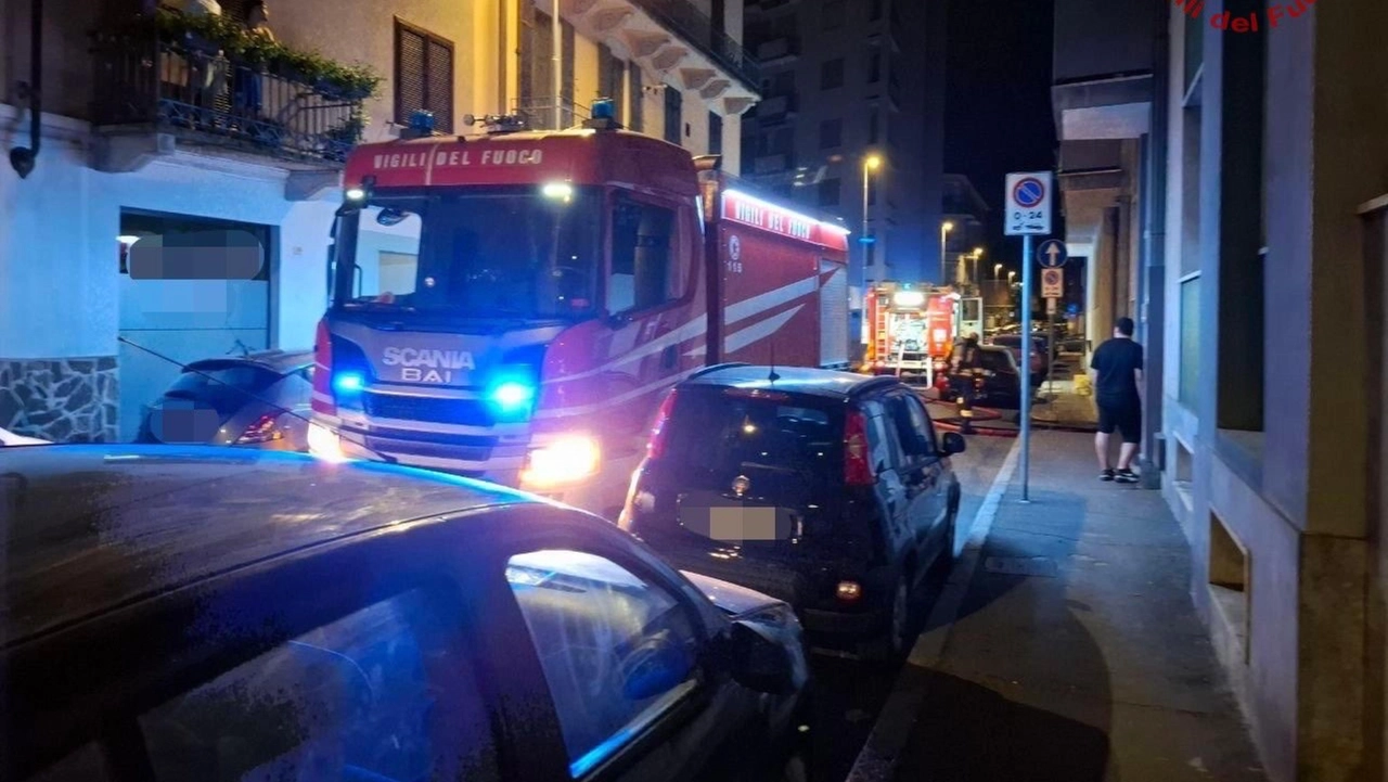 Per domare le fiamme sono intervenuti tre mezzi dei vigili del fuoco (Foto di archivio)