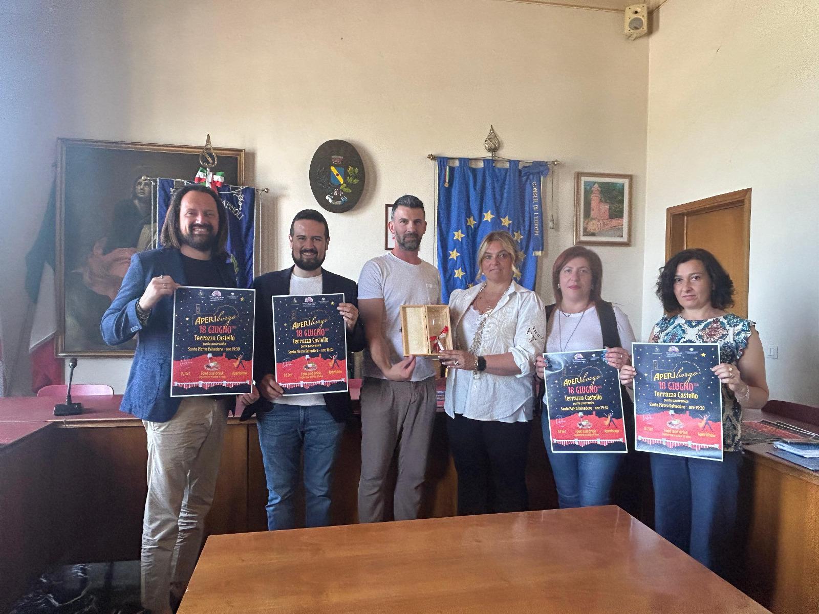 Musica dal vivo, panorama mozzafiato, cibo e show: arriva a Capannoli "AperiBorgo" Musica dal vivo, panorama mozzafiato, cibo e show: arriva a Capannoli "AperiBorgo"