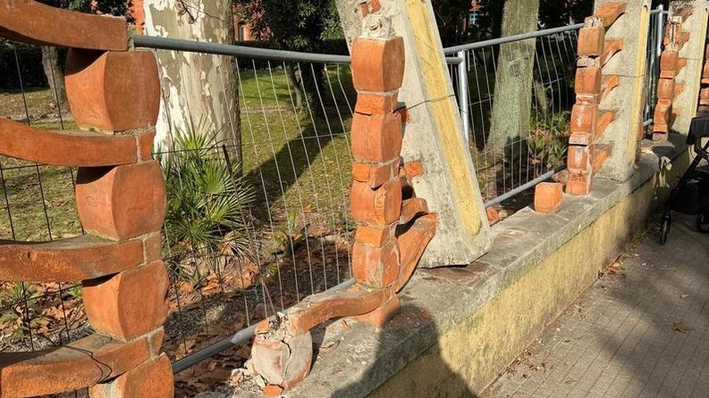 La recinzione del parco esterno del Grand Hotel & La Pace: l’immobile, simbolo degli anni d’oro di Montecatini Terme, è stato acquistato da milionari russi e presto verrà ristrutturato e rilanciato in grande stile La recinzione del parco esterno del Grand Hotel & La Pace: l’immobile, simbolo degli anni d’oro di Montecatini Terme, è stato acquistato da milionari russi e presto verrà ristrutturato e rilanciato in grande stile