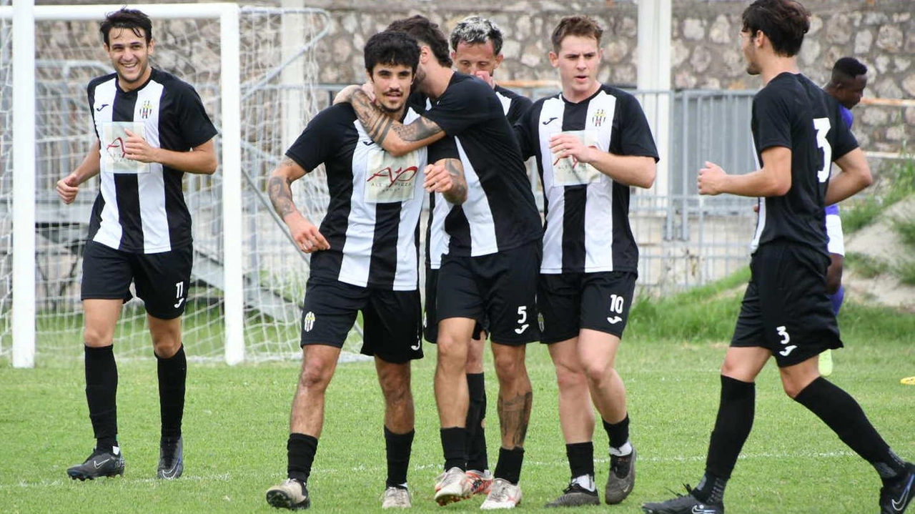 L’esultanza dei bianconeri dopo il raddoppio del bomber Buffa (foto di Paola Nizza L’esultanza dei bianconeri dopo il raddoppio del bomber Buffa (foto di Paola Nizza