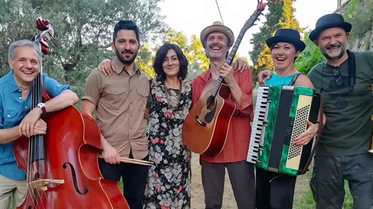 La band Hypnodanz, formazione eclettica di musicisti che si muovono tra world music, rock d’autore, musica balcanica, caraibica e pizziche La band Hypnodanz, formazione eclettica di musicisti che si muovono tra world music, rock d’autore, musica balcanica, caraibica e pizziche