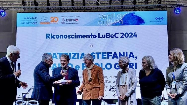 La consegna del Premio Lubec alla famiglia Gori per la conservazione di Villa Celli a Pistoia La consegna del Premio Lubec alla famiglia Gori per la conservazione di Villa Celli a Pistoia