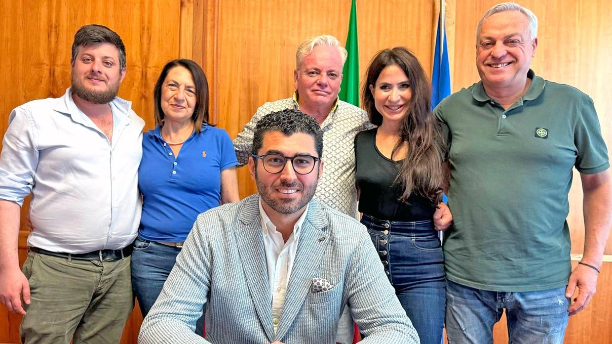 La nuova Giunta del Comune di Follonica dopo l’ingresso di Droghini e Marrini La nuova Giunta del Comune di Follonica dopo l’ingresso di Droghini e Marrini