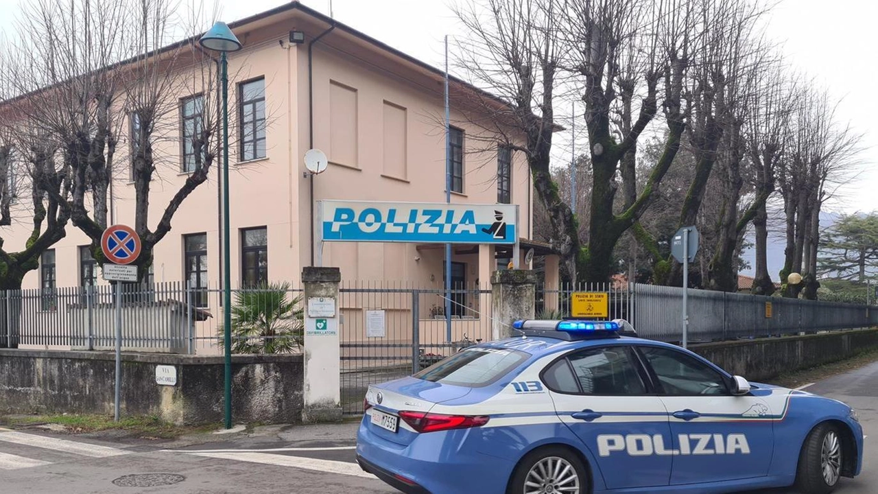 Al termine di una serata assai movimentata, la polizia di Vittoria Apuana ha denunciato un cittadino russo di 34 anni per atti osceni in luogo pubblico Al termine di una serata assai movimentata, la polizia di Vittoria Apuana ha denunciato un cittadino russo di 34 anni per atti osceni in luogo pubblico