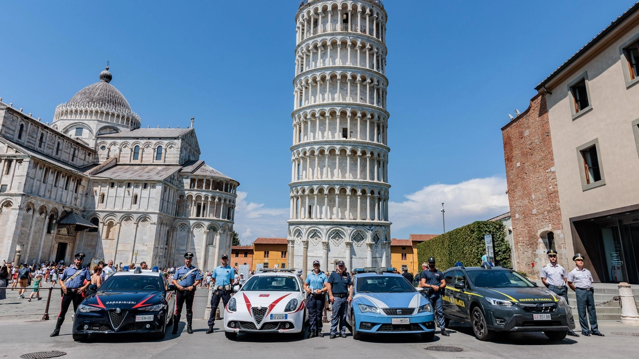 Controlli interforze in zona Piazza dei Miracoli (Foto Del Punta/Valtriani)