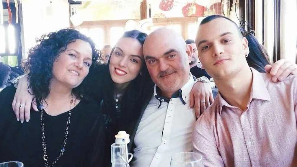 Tiziano Giorgetti insieme a moglie e figli La famiglia per lui è un porto ideale e un posto sicuro Tiziano Giorgetti insieme a moglie e figli La famiglia per lui è un porto ideale e un posto sicuro