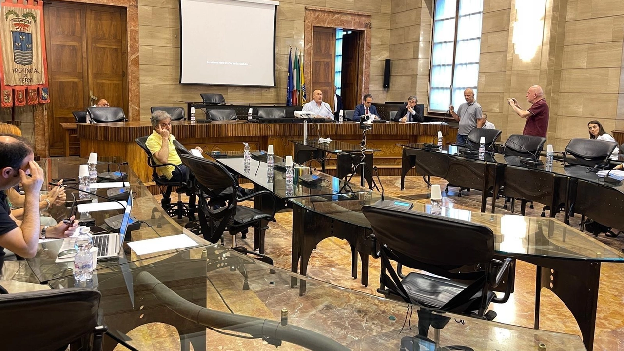 L’aula del Consiglio provinciale vuota, senza i rappresentanti di centrodestra e centrosinistra. È. mancato il numero legale, niente Consiglio L’aula del Consiglio provinciale vuota, senza i rappresentanti di centrodestra e centrosinistra. È. mancato il numero legale, niente Consiglio