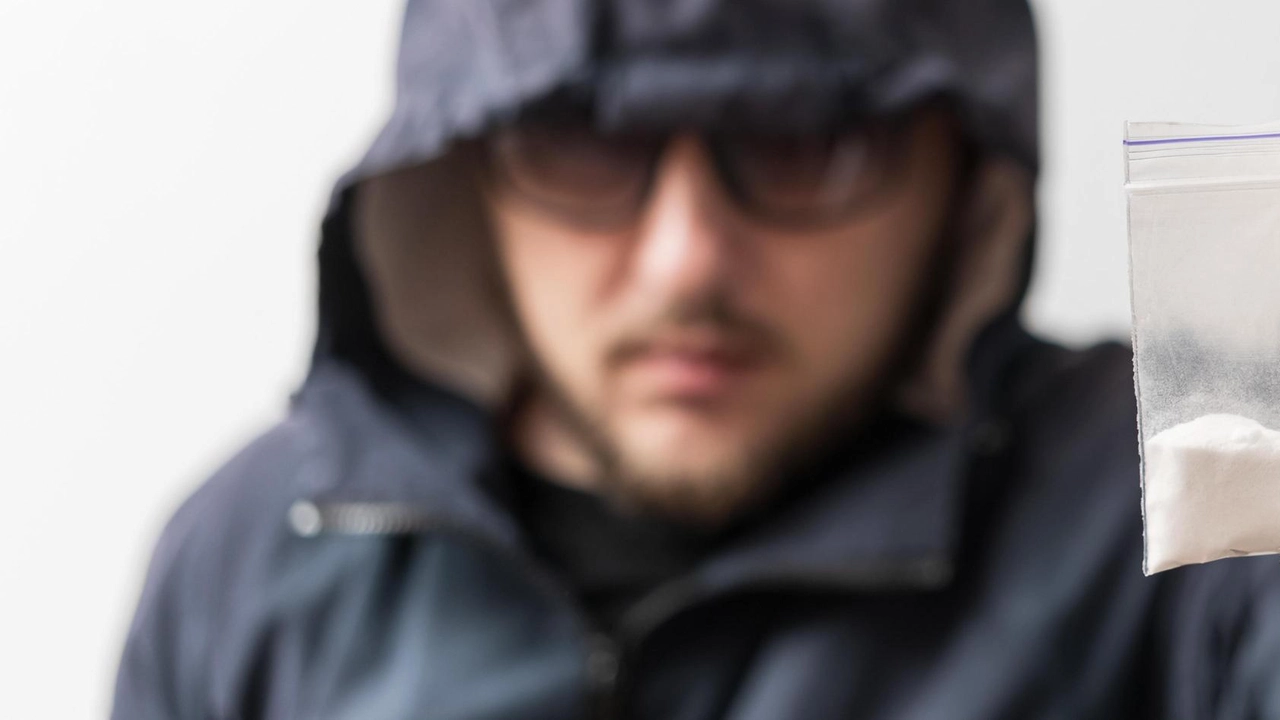 Il nostro viaggio nell’ex raffineria dove regnano degrado e consumo di droghe. Un gruppo di genitori: "Dramma silenzioso da più di 10 anni. Si intervenga".