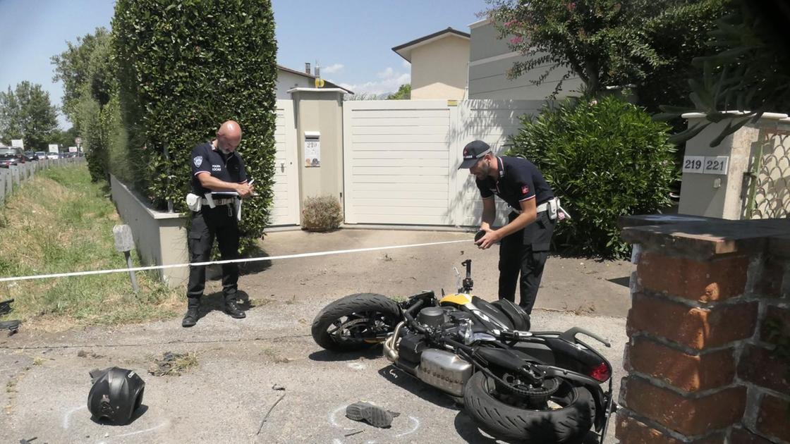 Schianto in moto sull’Aurelia. Il traffico è andato in tilt Schianto in moto sull’Aurelia. Il traffico è andato in tilt