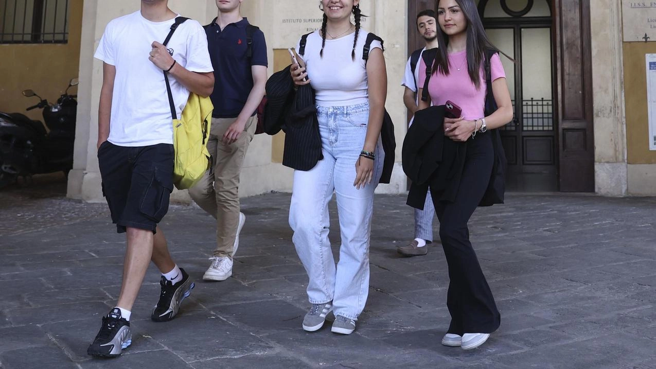 La Nazione davanti al liceo classico Piccolomini per raccogliere le reazioni degli studenti. Tanti studenti si sono detti sorpresi che non ci fosse una traccia riguardante l’intelligenza artificiale . La Nazione davanti al liceo classico Piccolomini per raccogliere le reazioni degli studenti. Tanti studenti si sono detti sorpresi che non ci fosse una traccia riguardante l’intelligenza artificiale .