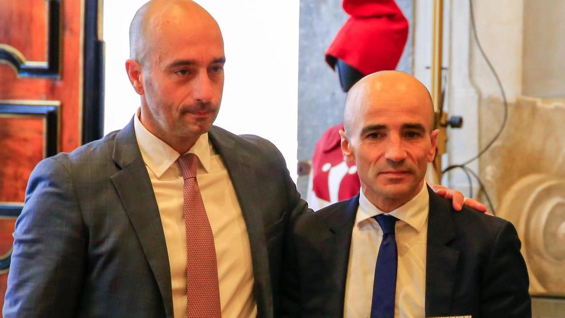 La premiazione del top jockey Dario Vargiu. . Accanto, nella Sala delle Baleari premiate le vincitrici del concorso delle vetrine, Maria Chiara. Anconetani e Laura Allegrini