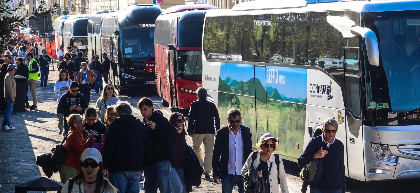 Rivoluzione bus turistici. Arriva la fermata ’Cascine’. Con bagni e 22 posteggi Rivoluzione bus turistici. Arriva la fermata ’Cascine’. Con bagni e 22 posteggi