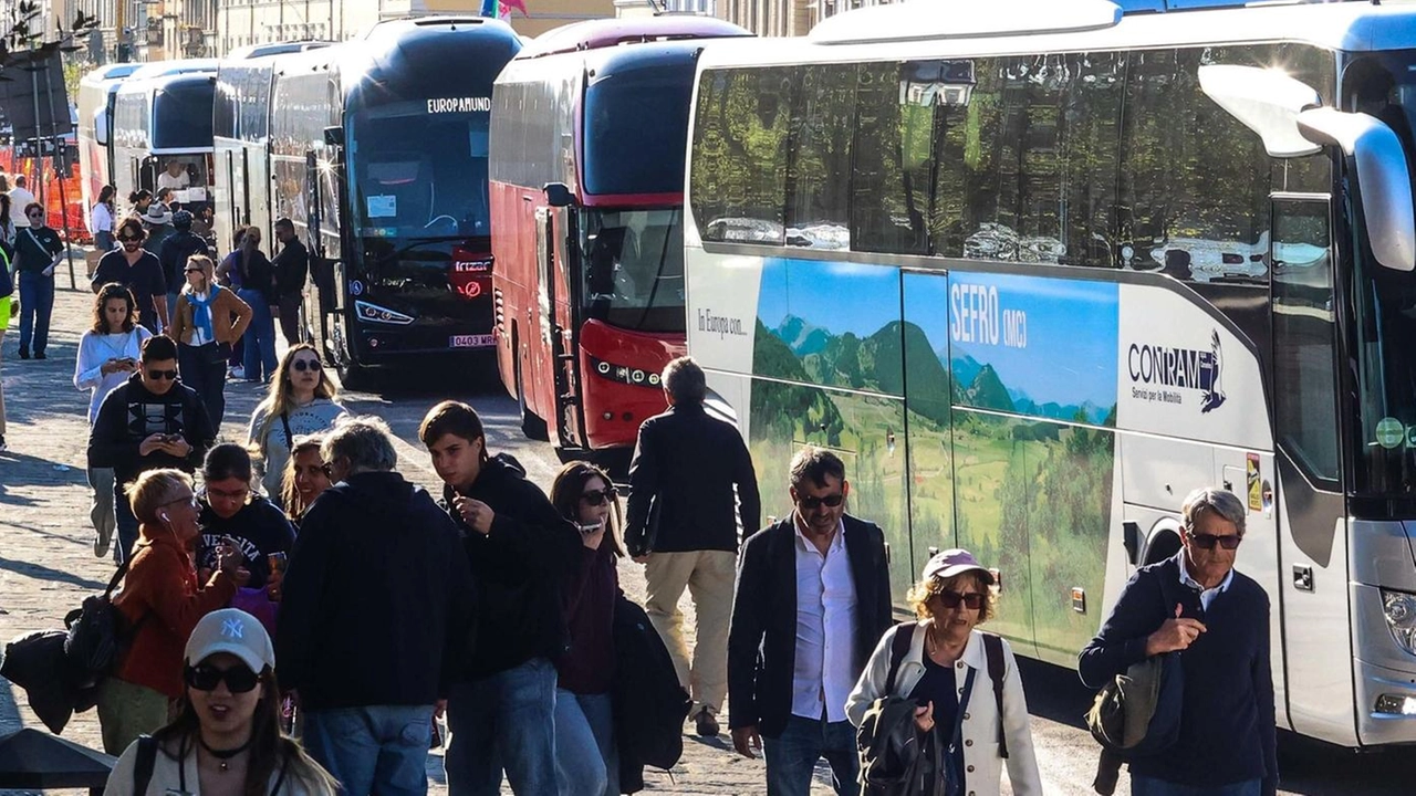 Rivoluzione bus turistici. Arriva la fermata ’Cascine’. Con bagni e 22 posteggi