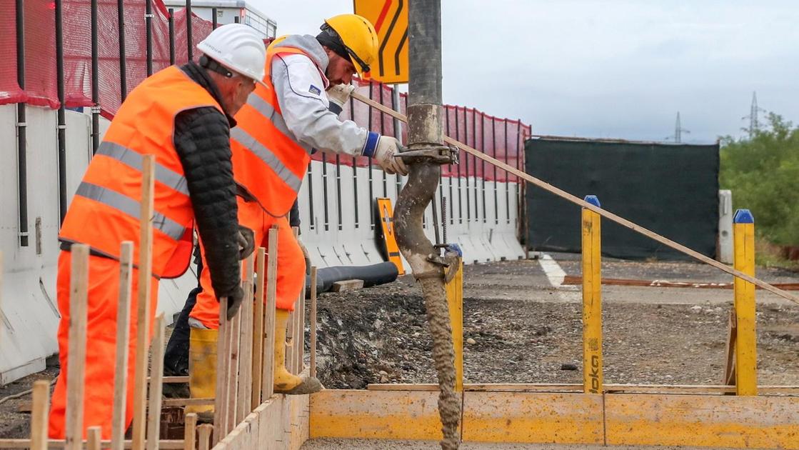 https://www.lanazione.it/image-service/view/acePublic/alias/contentid/OGVmMDcxOTYtOTk5NS00/0/terza-corsia-cantiere-alla-fase-clou-al-via-i-lavori-per-i-cavalcavia-sulla1.jpeg?f=16:9&w=1200&h=630